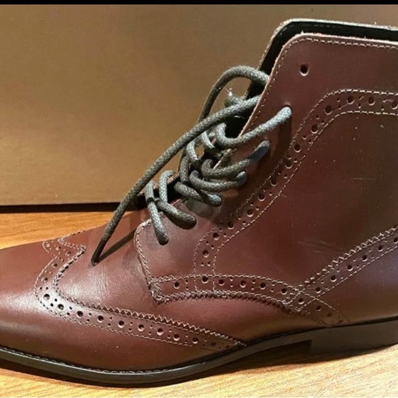 ASOS DESIGN brogue boots in brown leather with black sole. Size 11 - Picture 4 of 5